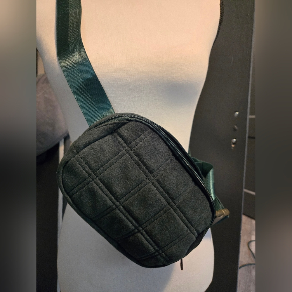 Green Quilted Crossbody Bag. Lnwot. Adjustable Strap.